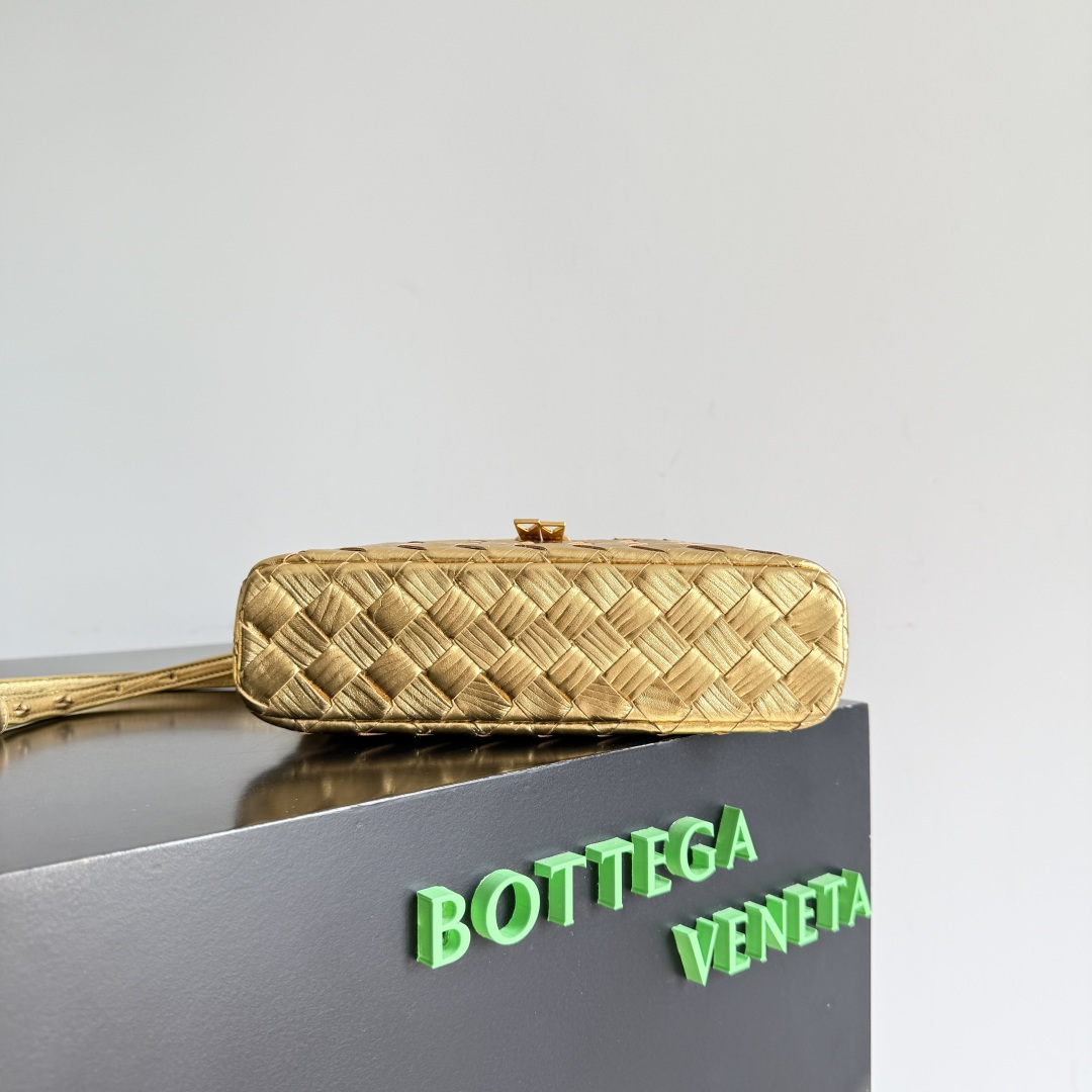 Bottega Veneta 新款编织拉链斜挎包 一款可以做化妆包的斜挎包包，精致的编织，小巧的包身，是