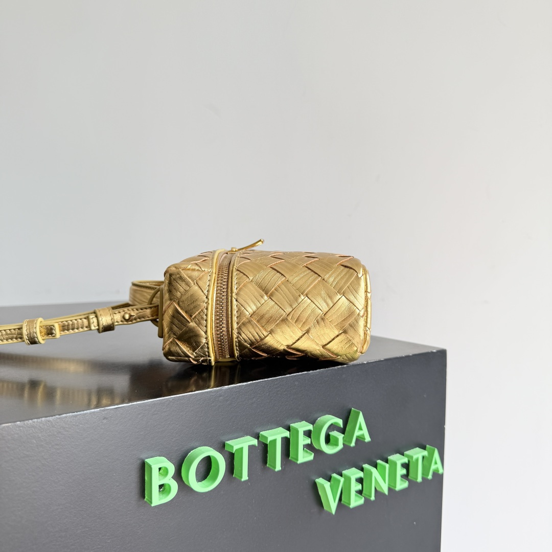 Bottega Veneta 新款编织拉链斜挎包 一款可以做化妆包的斜挎包包，精致的编织，小巧的包身，是