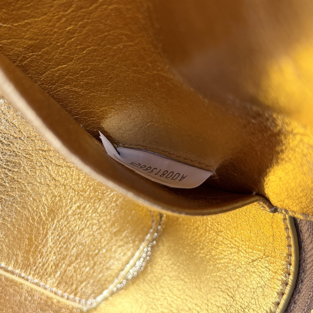 Bottega Veneta 新款编织拉链斜挎包 一款可以做化妆包的斜挎包包，精致的编织，小巧的包身，是