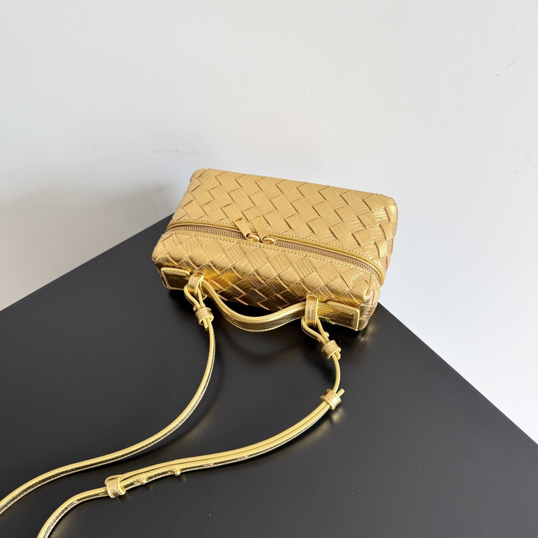 Bottega Veneta 新款编织拉链斜挎包 一款可以做化妆包的斜挎包包，精致的编织，小巧的包身，是