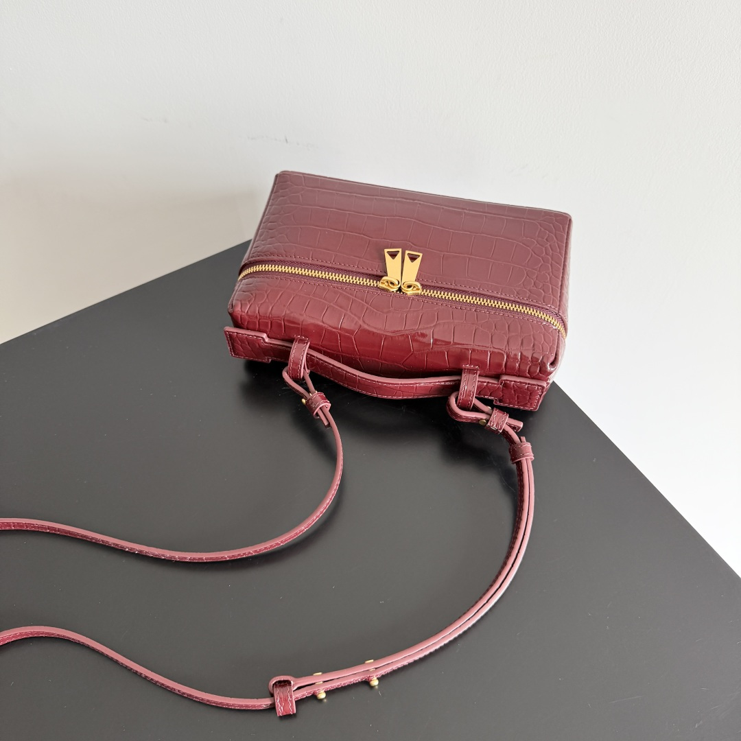 Bottega Veneta鳄鱼纹盒子包，亮面皮革+鳄鱼压纹，奢华感满满！立体方形设计，双拉链开合，内部