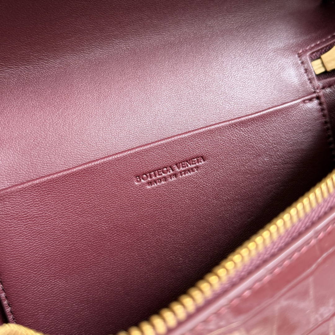 Bottega Veneta鳄鱼纹盒子包，亮面皮革+鳄鱼压纹，奢华感满满！立体方形设计，双拉链开合，内部