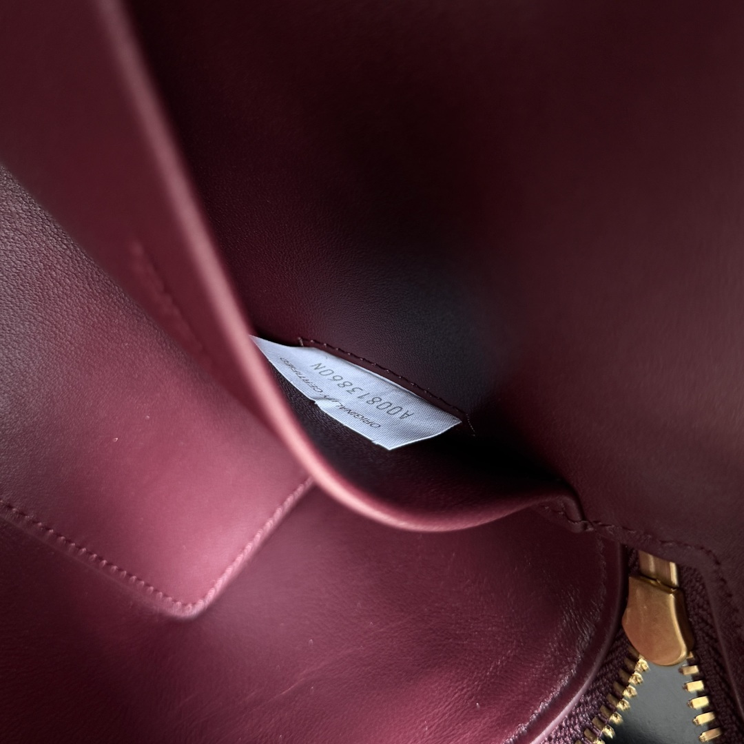 Bottega Veneta鳄鱼纹盒子包，亮面皮革+鳄鱼压纹，奢华感满满！立体方形设计，双拉链开合，内部