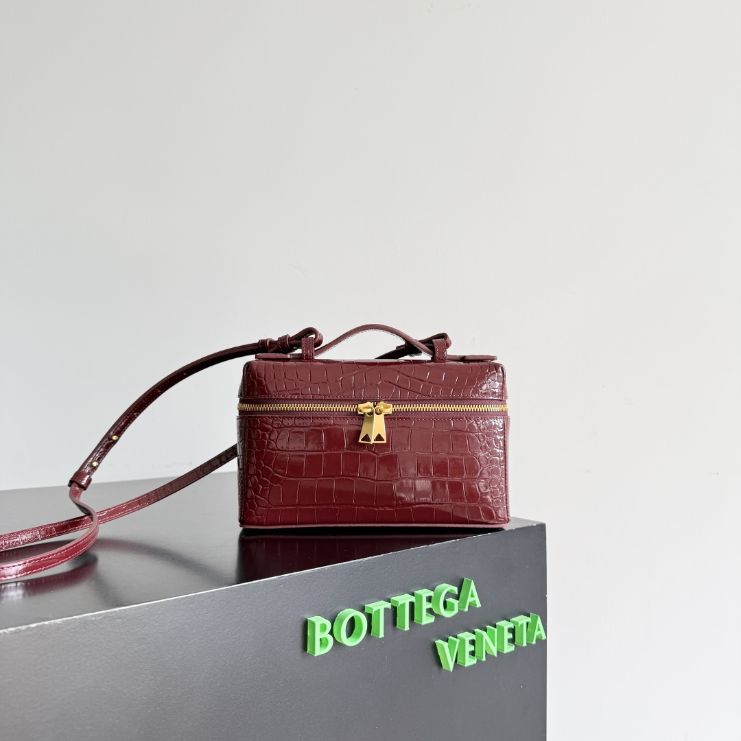 NO:659227,Special grade original leather version Bottega Veneta crocodile pattern box bag, shiny leather + crocodile embossing, full of luxury!  Three-dimensional square design, double zipper opening and closing, reasonable internal space, can hold a mobile phone and lipstick. The shoulder strap is adjustable and can be carried cross-body. It can be easily used for commuting and appointments ~ it can be held in autumn and winter coats or evening dresses, fashionable and practical!  Style number 789109, size 22*12.5*5cm, special BV, bottega veneta, bottega veneta19860909特级 原厂皮版本 Bottega Veneta鳄鱼纹盒子包,亮面皮革+鳄鱼压纹,奢华感满满！立体方形设计,双拉链开合,内部空间合理,手机口红都能装下.肩带可调节,手提斜挎都OK,通勤约会都能轻松驾驭～秋冬大衣或晚礼服都能hold住,时尚又实用！ 款号789109 尺寸22*12.5*5cm,特级BV,bottega veneta,bottega veneta,Bag