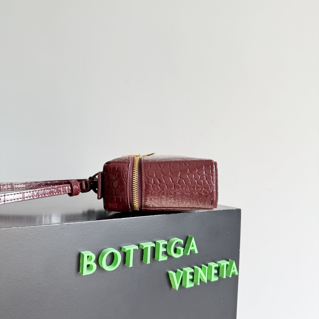 Bottega Veneta鳄鱼纹盒子包，亮面皮革+鳄鱼压纹，奢华感满满！立体方形设计，双拉链开合，内部