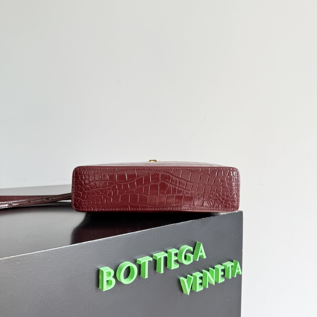 Bottega Veneta鳄鱼纹盒子包，亮面皮革+鳄鱼压纹，奢华感满满！立体方形设计，双拉链开合，内部