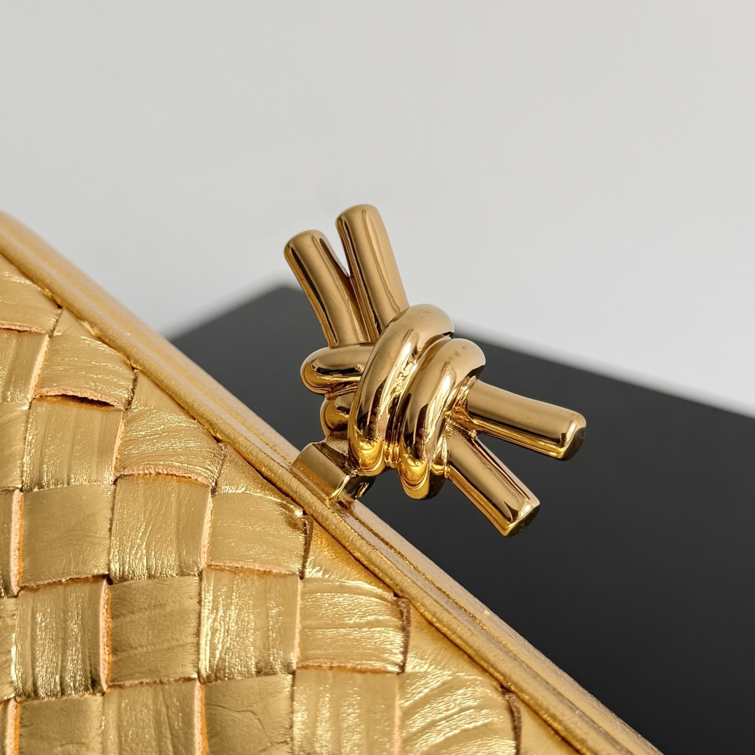 葆蝶家新款水波纹时尚编织晚宴包，无所标识，闪耀亦然，这款晚宴包色彩华丽吸睛原厂皮➕不锈钢五金➕24k真金