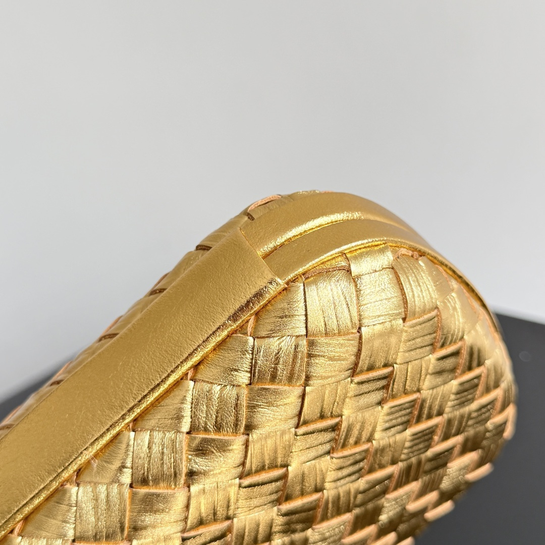 葆蝶家新款水波纹时尚编织晚宴包，无所标识，闪耀亦然，这款晚宴包色彩华丽吸睛原厂皮➕不锈钢五金➕24k真金