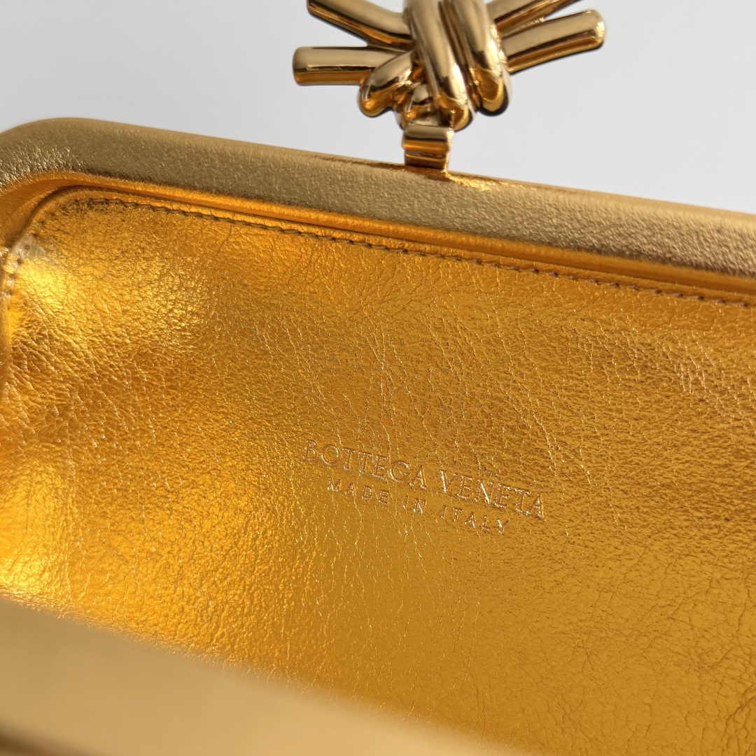 葆蝶家新款水波纹时尚编织晚宴包，无所标识，闪耀亦然，这款晚宴包色彩华丽吸睛原厂皮➕不锈钢五金➕24k真金