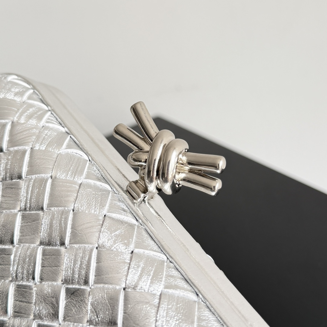 葆蝶家新款水波纹时尚编织晚宴包，无所标识，闪耀亦然，这款晚宴包色彩华丽吸睛原厂皮➕不锈钢五金➕24k真金