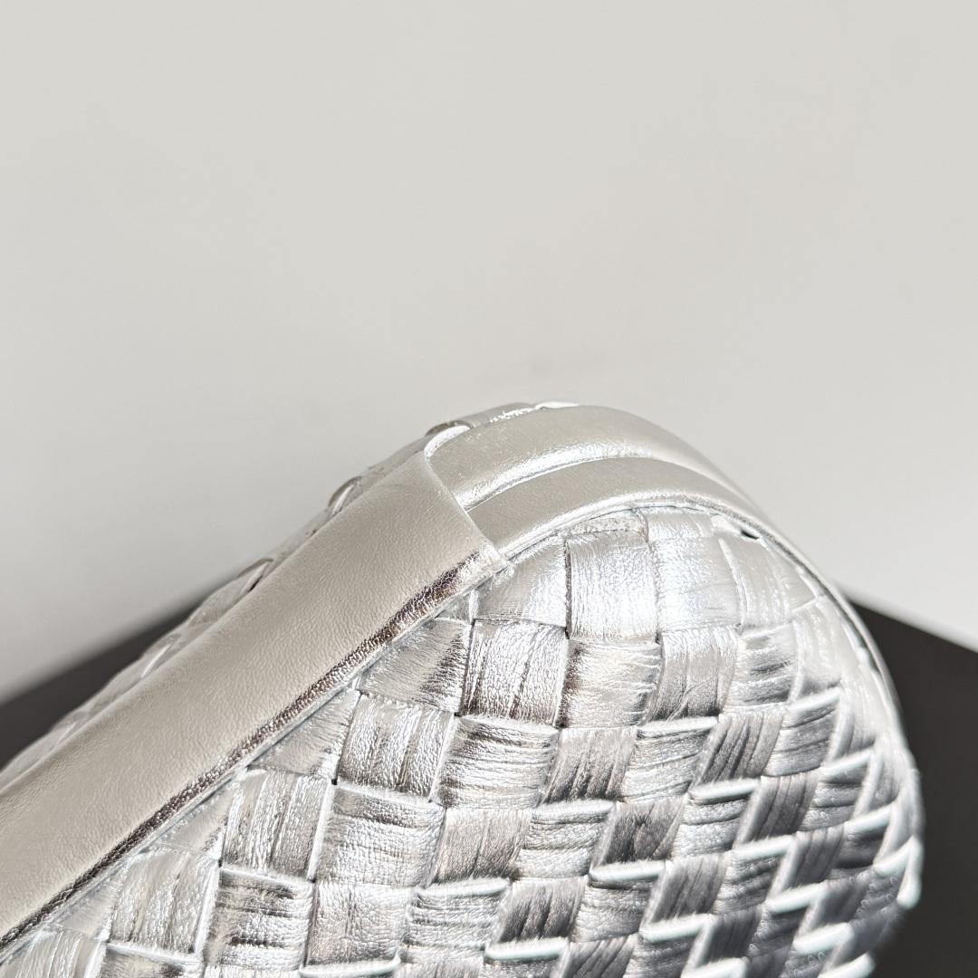 葆蝶家新款水波纹时尚编织晚宴包，无所标识，闪耀亦然，这款晚宴包色彩华丽吸睛原厂皮➕不锈钢五金➕24k真金