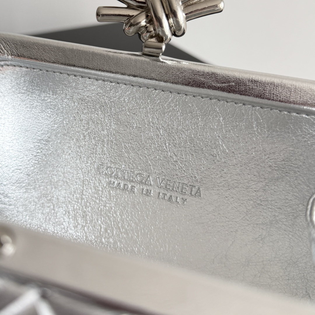 葆蝶家新款水波纹时尚编织晚宴包，无所标识，闪耀亦然，这款晚宴包色彩华丽吸睛原厂皮➕不锈钢五金➕24k真金