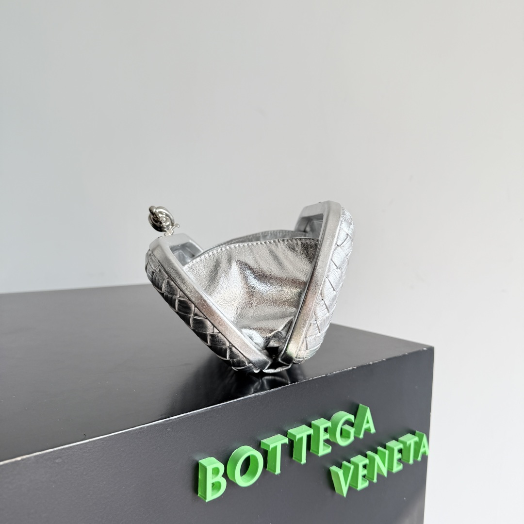 葆蝶家新款水波纹时尚编织晚宴包，无所标识，闪耀亦然，这款晚宴包色彩华丽吸睛原厂皮➕不锈钢五金➕24k真金