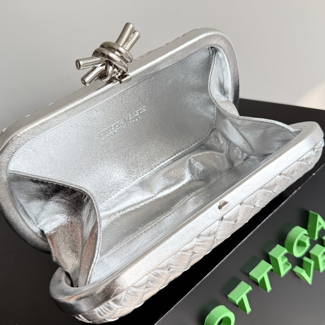 葆蝶家新款水波纹时尚编织晚宴包，无所标识，闪耀亦然，这款晚宴包色彩华丽吸睛原厂皮➕不锈钢五金➕24k真金