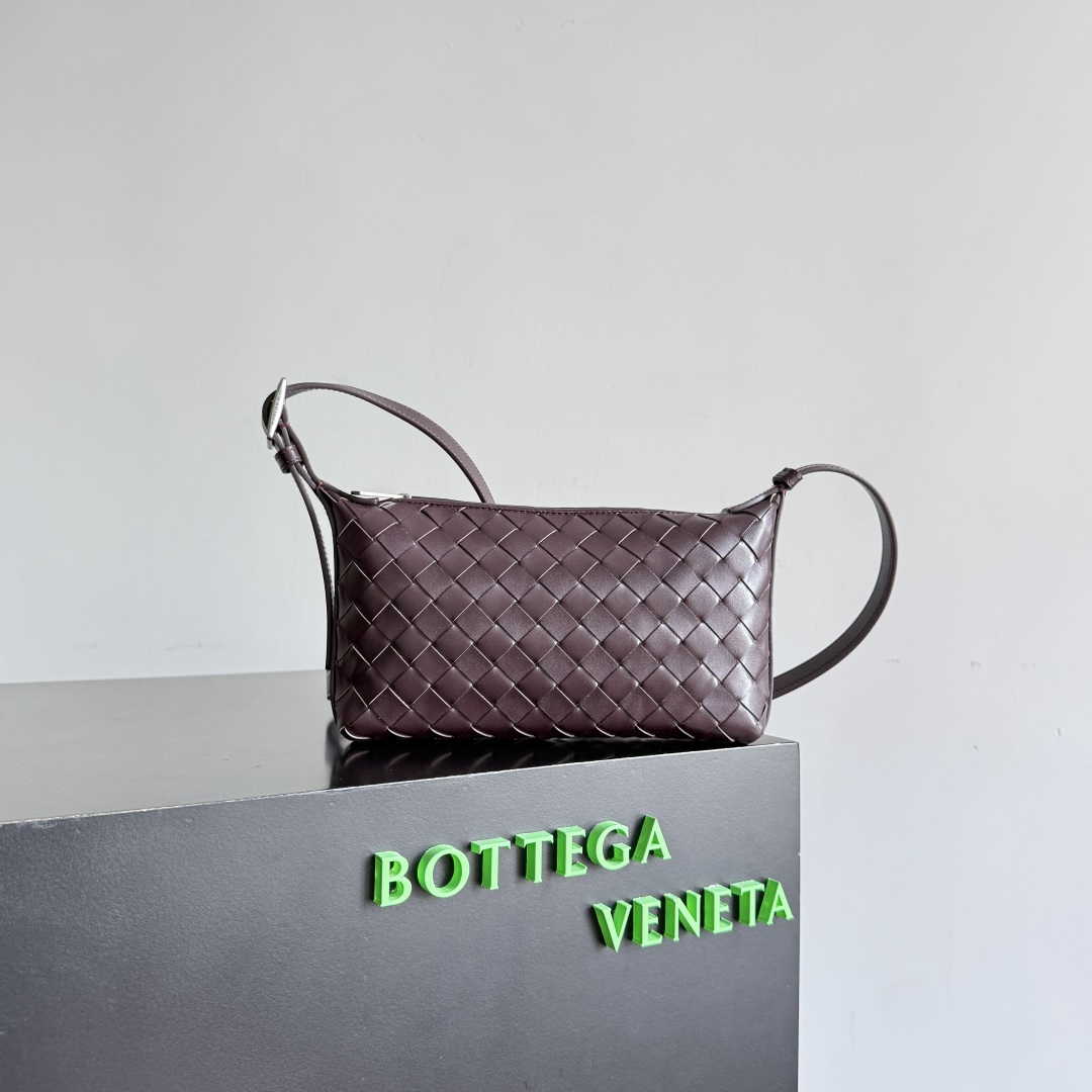 NO:659234,Special grade original leather version. A lunchbox-flavored mobile phone crossbody bag is now available!  The semi-matte delicate material is not to mention how high-end it is. The effects are different under different lights. Babies who don’t like to carry large bags when going out must check this one out. There is room at the bottom so daily items can be placed fully. The adjustable long shoulder straps can be adjusted appropriately according to the outfit of the day. Especially now that the weather is cold, clothes will be thicker. You don’t need to worry about the length of this model. Model No. 844018 Size 20*12*5.5cm  Color: deep Barrow red, premium BV, bottega veneta, satchels, crossbody bags19860909特级 原厂皮版本 一款很有便当味的手机斜挎包出货啦！半哑光的细腻材质别提有多高级了,不同光线下呈现的效果都不一样宝宝们出门不喜欢背大包的一定要看看这款哦,底部有余量所以日常物品完全有容量可以放置,可调节的长肩带可以根据当天的穿搭适当调整,特别是现在天气冷,衣服就会比较厚重,这款的长度完全不需要你担心的 款号844018 尺寸20*12*5.5cm 颜色深巴罗红,特级BV,bottega veneta,satchels,crossbody bags,Bag