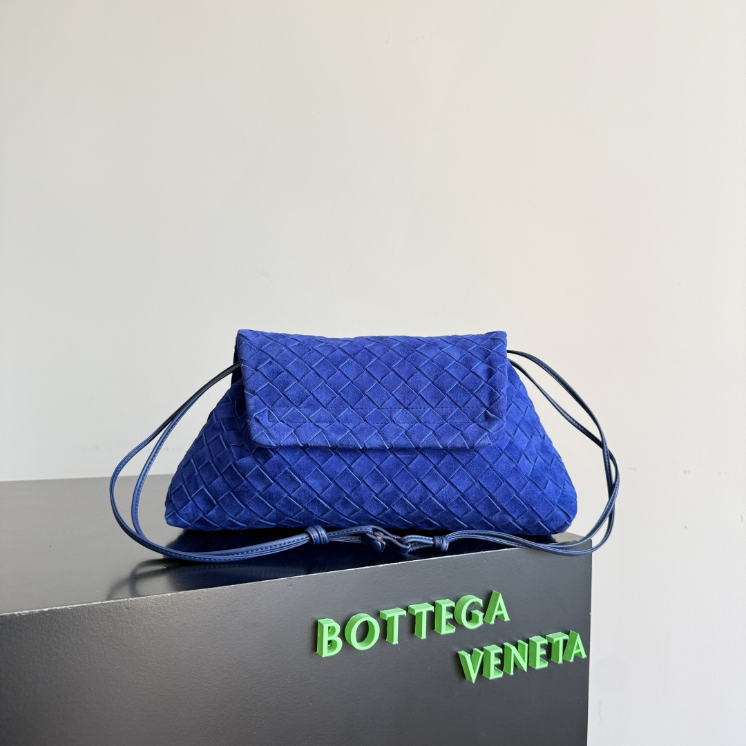 Bottega Veneta Dustbag Giorno 编织绒面革手包 ✨它不是靠夸张故意吸睛，而是