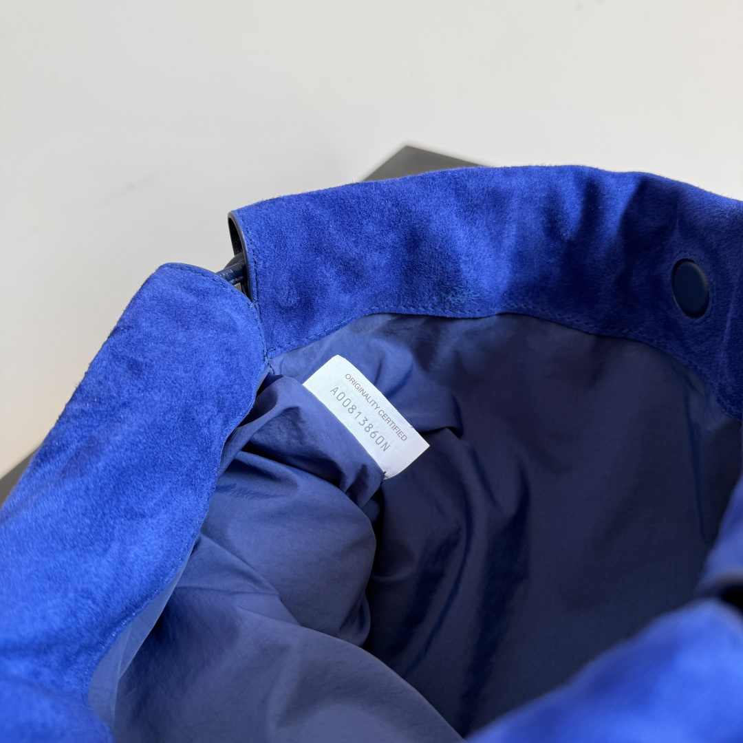 Bottega Veneta Dustbag Giorno 编织绒面革手包 ✨它不是靠夸张故意吸睛，而是