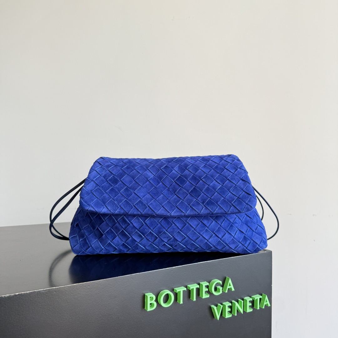 NO:659217,Special grade original leather version Bottega Veneta Dustbag Giorno woven suede handbag. It is not deliberately eye-catching by exaggeration, but it is an existence that makes people unable to help but take a second look when you walk by!  This Intrecciato woven suede flip Dustbag is somewhere between soft and cool, and it looks just right~ The matte texture + woven layers are very comfortable to the touch, and it looks clean, light, luxurious, and relaxed. The woven suede weave + drawstring closure gives it a retro feel~ The loop design can be carried on the shoulder, and is fashionable to hold in the hand or cross-body. It can be worn directly on the body without having to worry about matching it~ The texture is perfect for autumn and winter wear!  Style No. 857657 Size 33*19*8cm, special BV, bottega veneta, bottega veneta19860909特级 原厂皮版本 Bottega Veneta Dustbag Giorno 编织绒面革手包 它不是靠夸张故意吸睛,而是你走过时,会让人忍不住多看一眼的存在！这款Intrecciato编织绒面革翻盖Dustbag,介于柔和与酷之间,好看得刚刚好～雾面质地 + 编织层次,摸起来触感很舒服,看起来干净、轻奢、轻松.编织绒面编织 + 抽绳开合,复古感拉满～环圈设计可肩背,手拿、斜挎都时髦,可以直接上身,不用花心思刻意搭配～秋冬穿搭质感担当！ 款号857657 尺寸33*19*8cm,特级BV,bottega veneta,bottega veneta,Bag