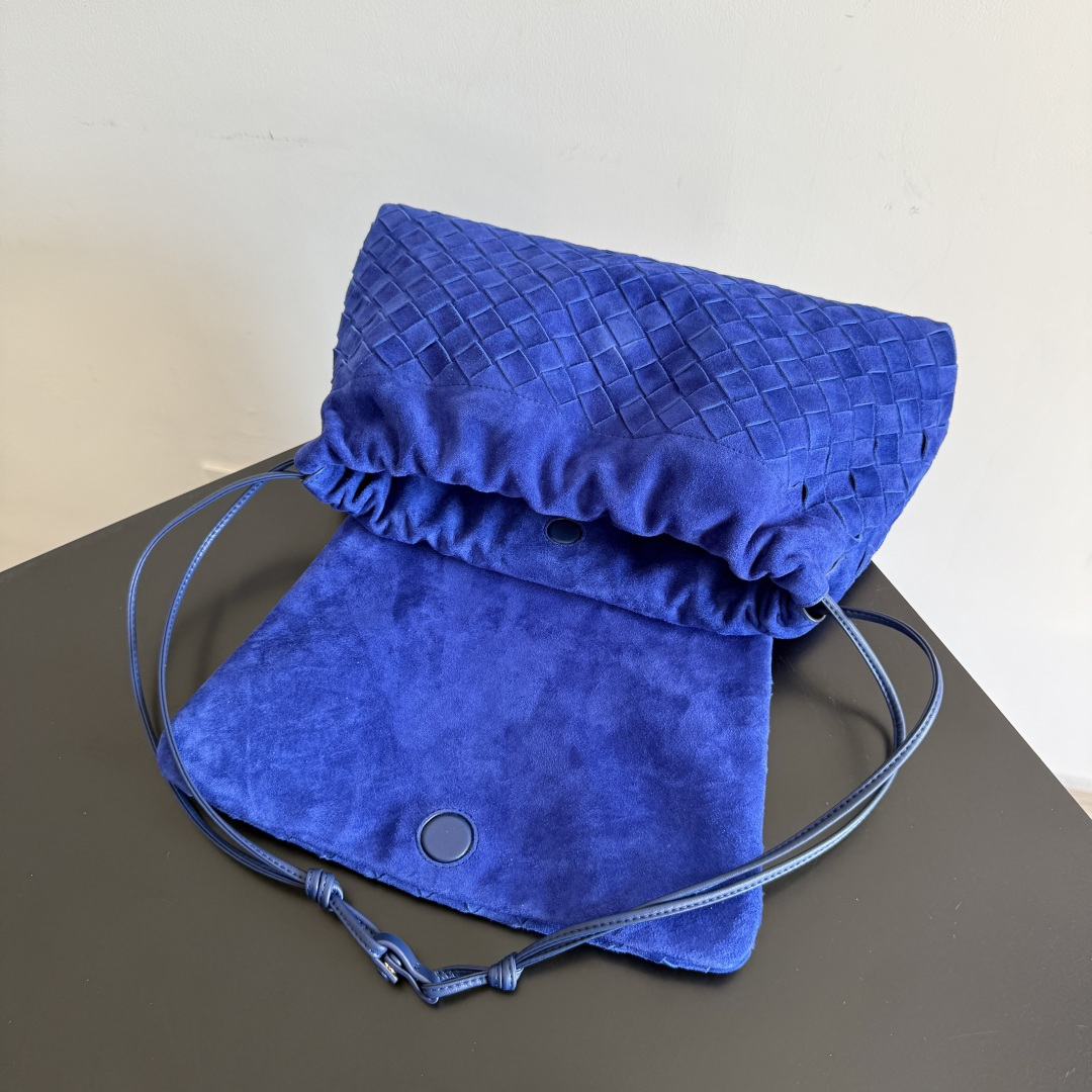 Bottega Veneta Dustbag Giorno 编织绒面革手包 ✨它不是靠夸张故意吸睛，而是