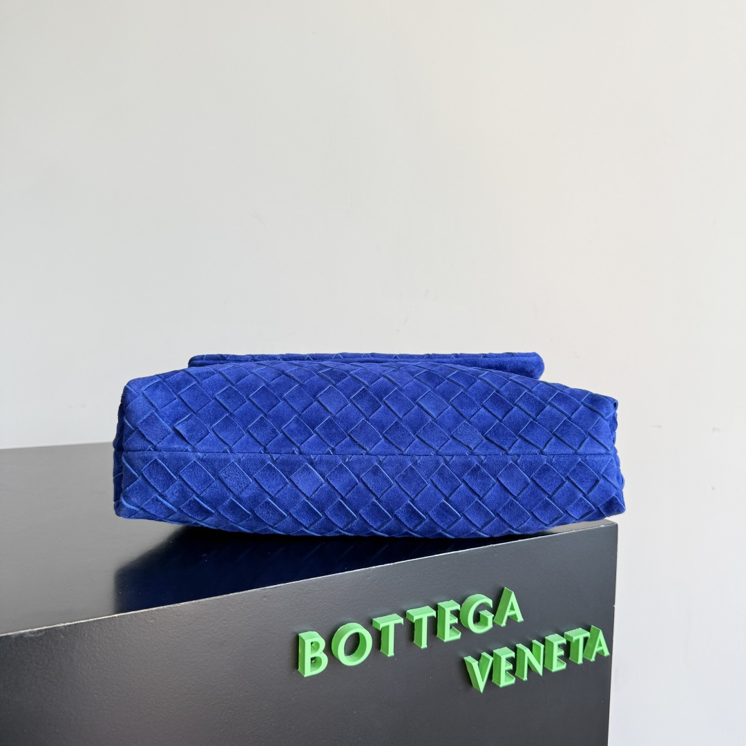 Bottega Veneta Dustbag Giorno 编织绒面革手包 ✨它不是靠夸张故意吸睛，而是