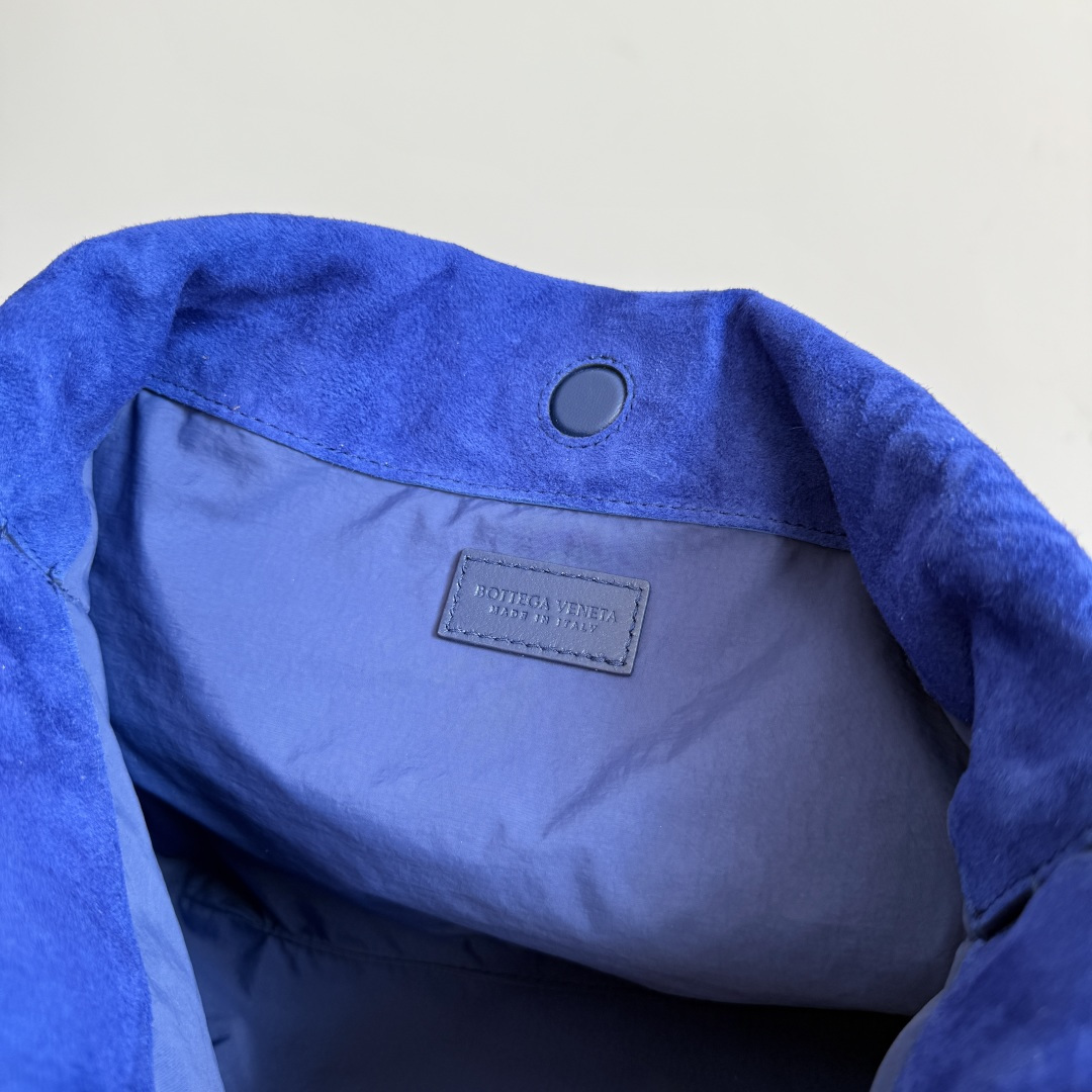 Bottega Veneta Dustbag Giorno 编织绒面革手包 ✨它不是靠夸张故意吸睛，而是