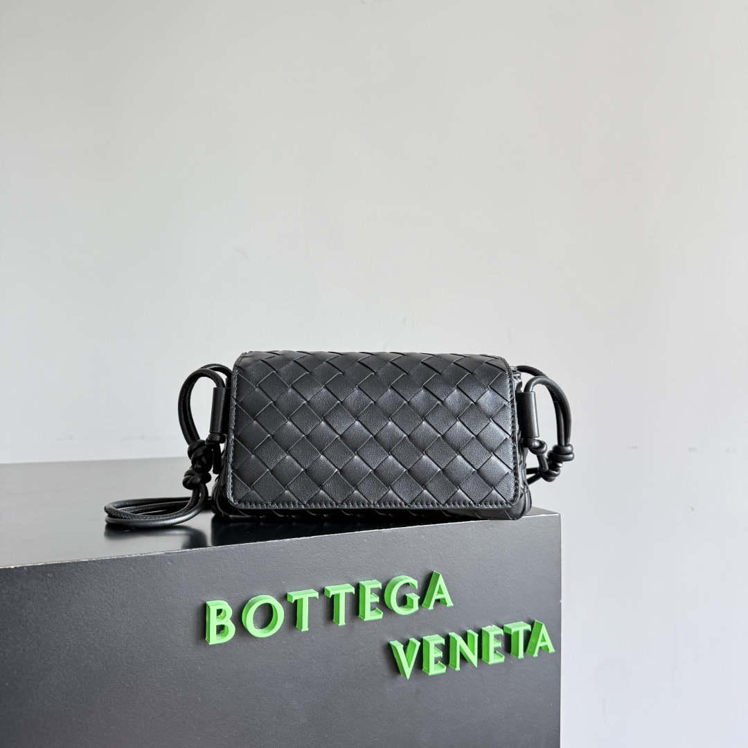 NO:659228,Special grade original leather Bottega Veneta's new early spring product is here. The super cute little bag captures my heart every time. This simple little bag that can be carried on the back at any time is really convenient. The surprise of this Notturno clutch lies in the three independent spaces inside. Babies with a lot of belongings must be able to sympathize with the tiring feeling of searching for a long time every time to find something. This divided zone design simply captures my heart. Style No. 843893  Size 21*11*9cm color black, premium BV, bottega veneta, bottega veneta, bottega veneta, handbag19860909特级 原厂皮 Bottega Veneta葆蝶家早春新品来啦 超可爱的小包每次都精准拿捏到我的心,这种简简单单随时背上就能走的小包真的太方便了,这款Notturno手拿包的惊喜还在于内里的三个独立空间,随身物品多的宝宝一定很能共情每次找物品都翻半天的心累感,这种划分区域的设计简直一下俘获我的心 款号843893 尺寸21*11*9cm 颜色黑色,特级BV,bottega veneta,bottega veneta,bottega veneta,handbag,Bag