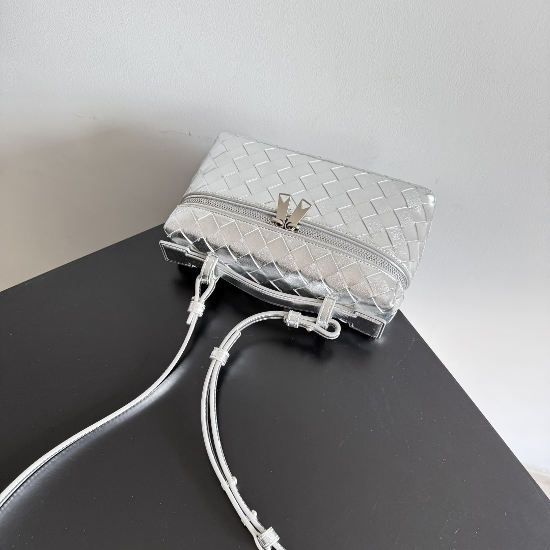 Bottega Veneta 新款编织拉链斜挎包 一款可以做化妆包的斜挎包包，精致的编织，小巧的包身，是