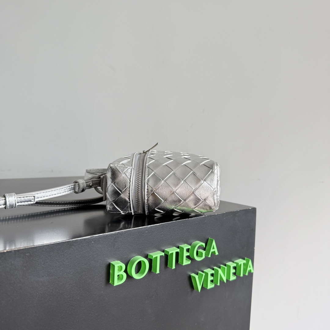 Bottega Veneta 新款编织拉链斜挎包 一款可以做化妆包的斜挎包包，精致的编织，小巧的包身，是