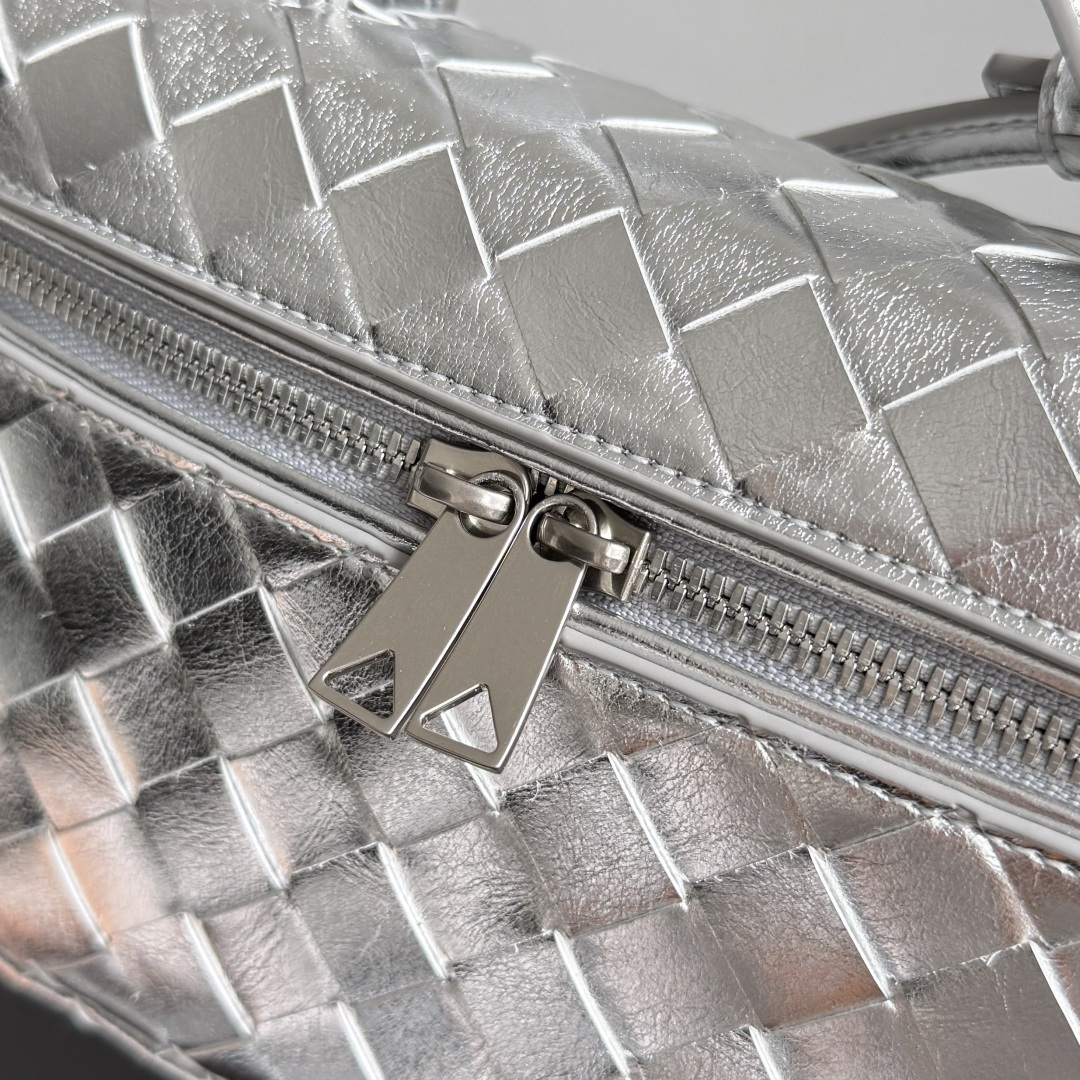 Bottega Veneta 新款编织拉链斜挎包 一款可以做化妆包的斜挎包包，精致的编织，小巧的包身，是