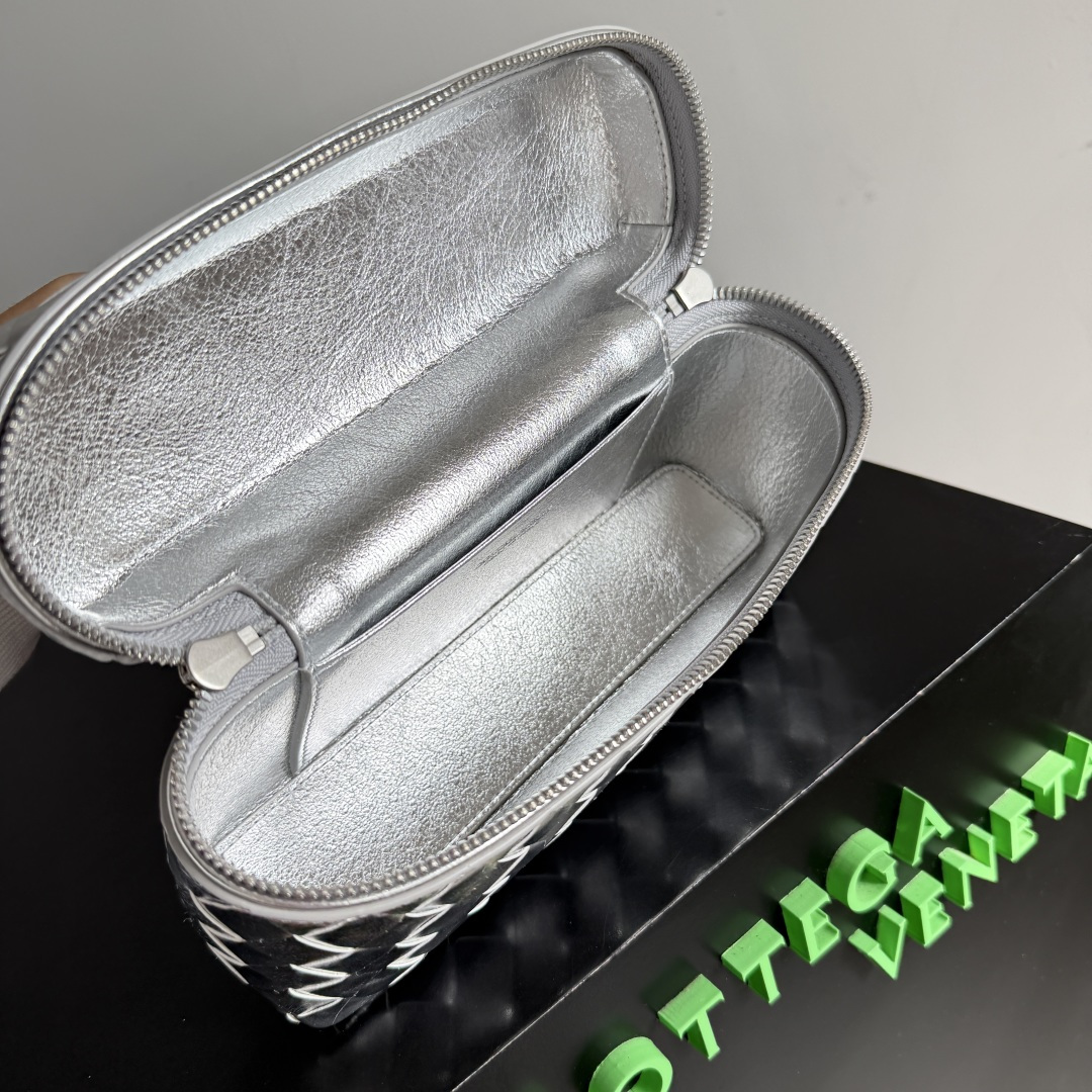 Bottega Veneta 新款编织拉链斜挎包 一款可以做化妆包的斜挎包包，精致的编织，小巧的包身，是