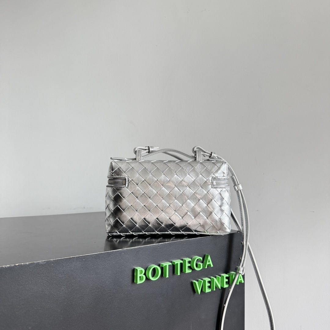 Bottega Veneta 新款编织拉链斜挎包 一款可以做化妆包的斜挎包包，精致的编织，小巧的包身，是