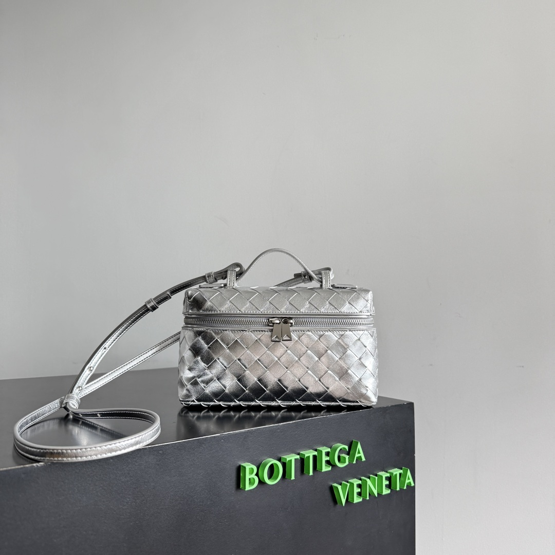 Bottega Veneta 新款编织拉链斜挎包 一款可以做化妆包的斜挎包包，精致的编织，小巧的包身，是