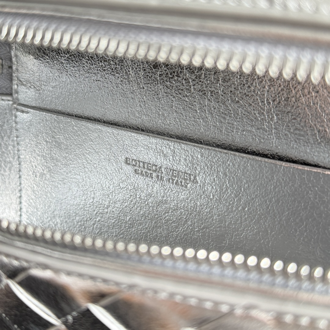 Bottega Veneta 新款编织拉链斜挎包 一款可以做化妆包的斜挎包包，精致的编织，小巧的包身，是