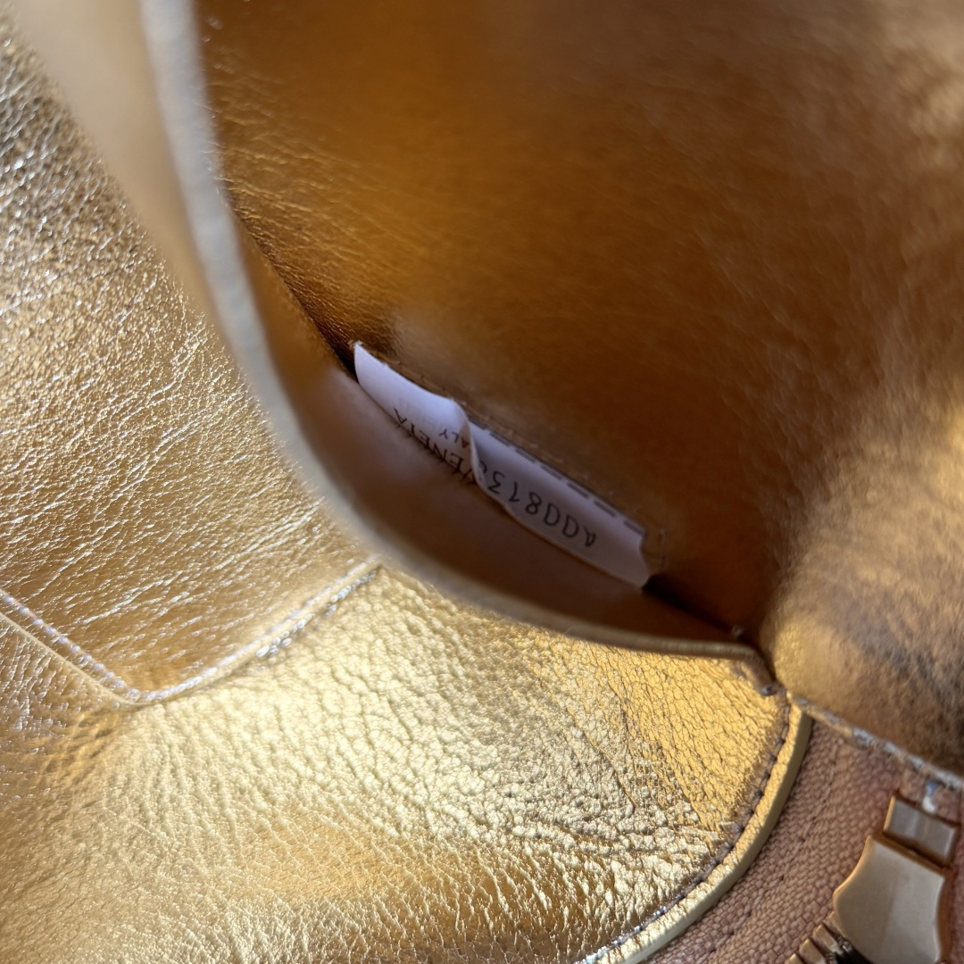 Bottega Veneta 新款编织拉链斜挎包 一款可以做化妆包的斜挎包包，精致的编织，小巧的包身，是