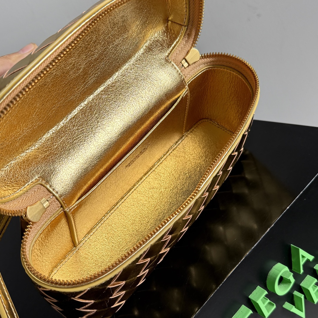 Bottega Veneta 新款编织拉链斜挎包 一款可以做化妆包的斜挎包包，精致的编织，小巧的包身，是