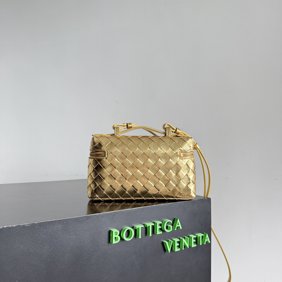 Bottega Veneta 新款编织拉链斜挎包 一款可以做化妆包的斜挎包包，精致的编织，小巧的包身，是