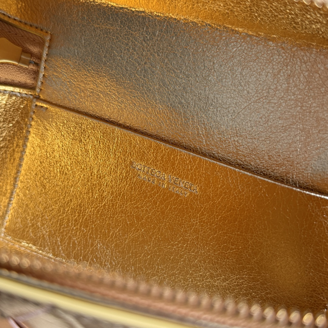 Bottega Veneta 新款编织拉链斜挎包 一款可以做化妆包的斜挎包包，精致的编织，小巧的包身，是