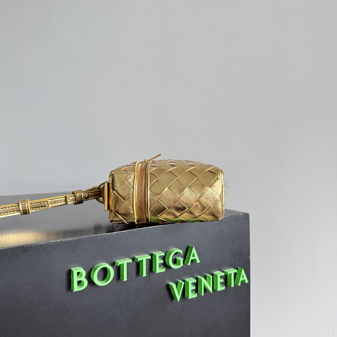 Bottega Veneta 新款编织拉链斜挎包 一款可以做化妆包的斜挎包包，精致的编织，小巧的包身，是