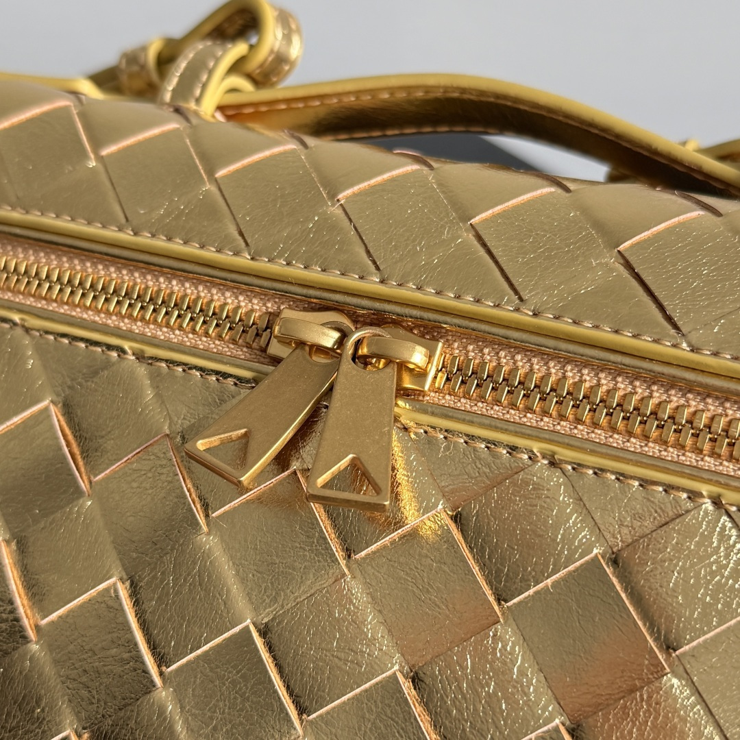 Bottega Veneta 新款编织拉链斜挎包 一款可以做化妆包的斜挎包包，精致的编织，小巧的包身，是