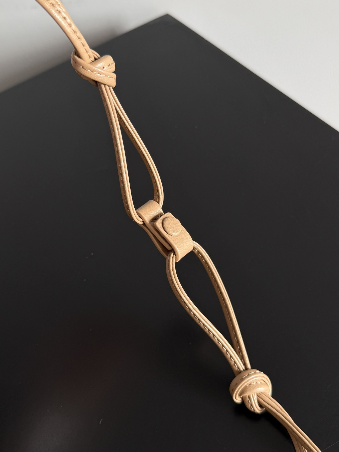 腋下包在近几年可谓是女孩们人手一只的时尚单品🛍️，优雅而简单的风格收获了很多不同年龄段人群的喜爱，但腋下