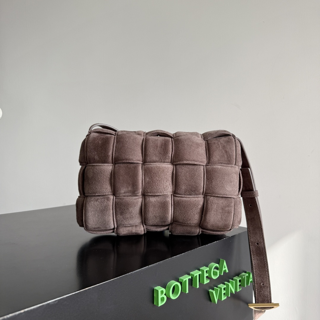 BV Cassette bag麂皮卡带包枕头包 胖胖的卡带超可爱，这一系列超级时髦洋气，手感软软的超好 