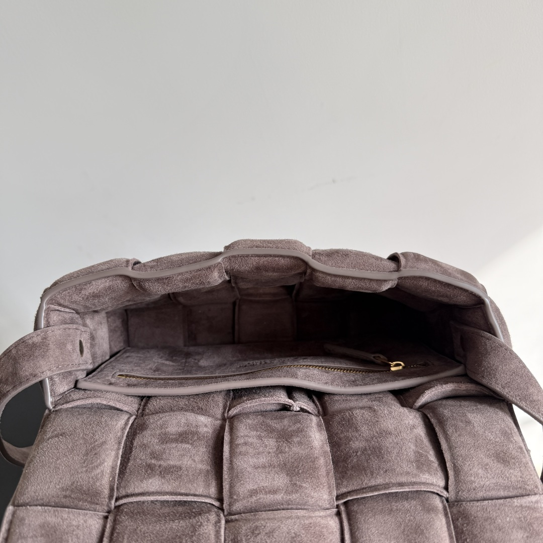 BV Cassette bag麂皮卡带包枕头包 胖胖的卡带超可爱，这一系列超级时髦洋气，手感软软的超好 