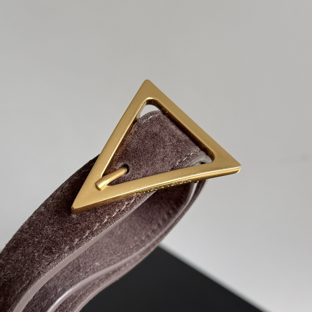 BV Cassette bag麂皮卡带包枕头包 胖胖的卡带超可爱，这一系列超级时髦洋气，手感软软的超好 