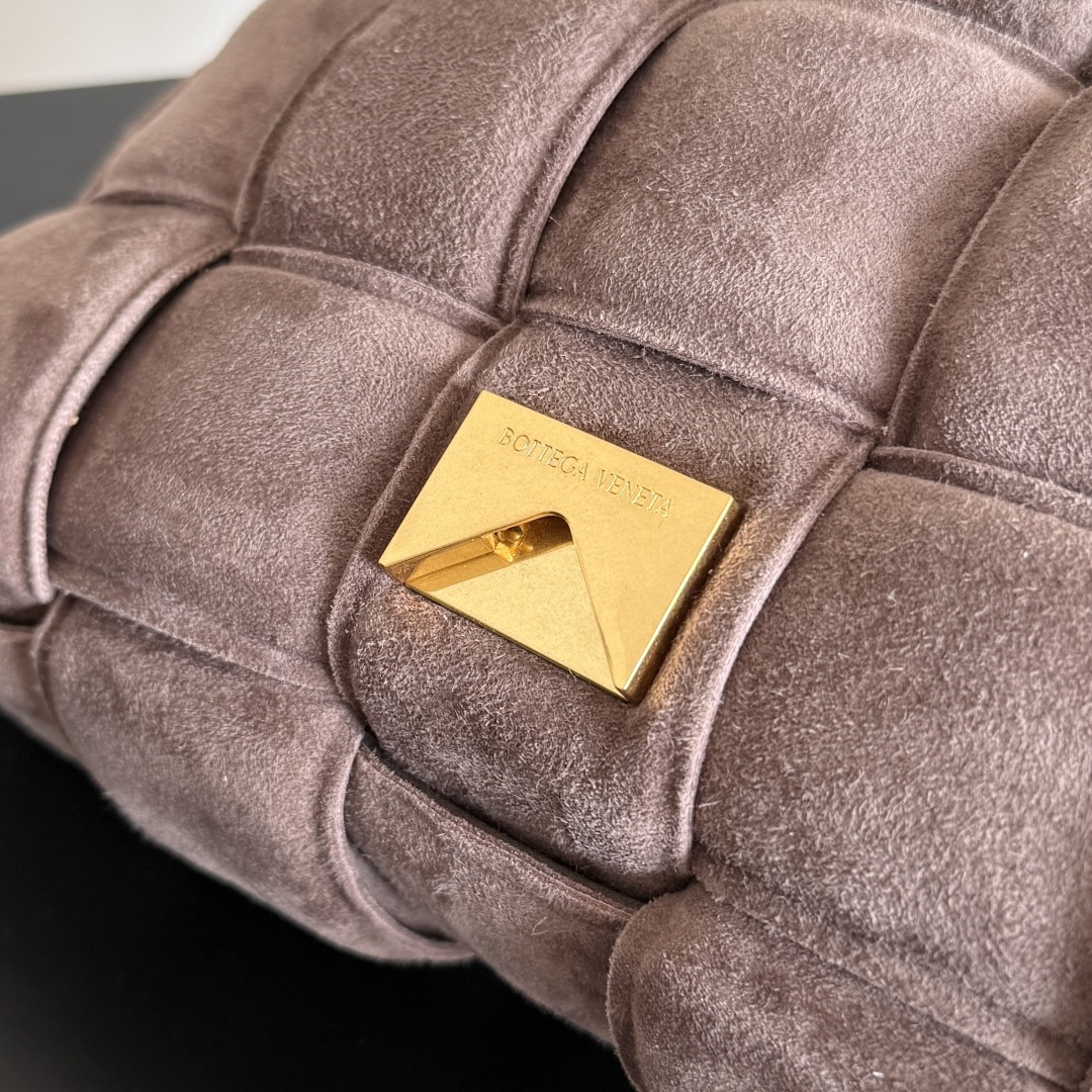 BV Cassette bag麂皮卡带包枕头包 胖胖的卡带超可爱，这一系列超级时髦洋气，手感软软的超好 