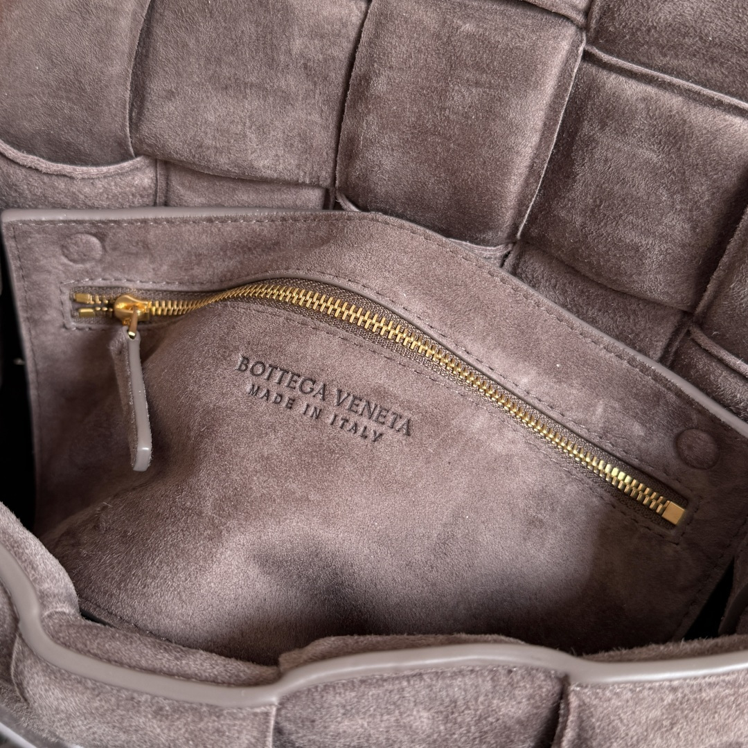 BV Cassette bag麂皮卡带包枕头包 胖胖的卡带超可爱，这一系列超级时髦洋气，手感软软的超好 