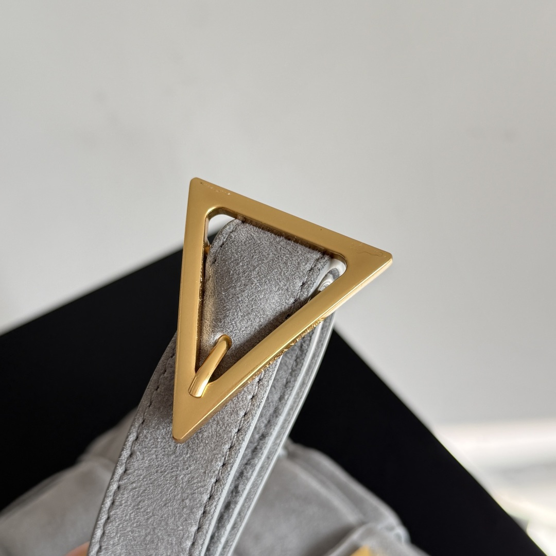 BV Cassette bag麂皮卡带包枕头包 胖胖的卡带超可爱，这一系列超级时髦洋气，手感软软的超好 