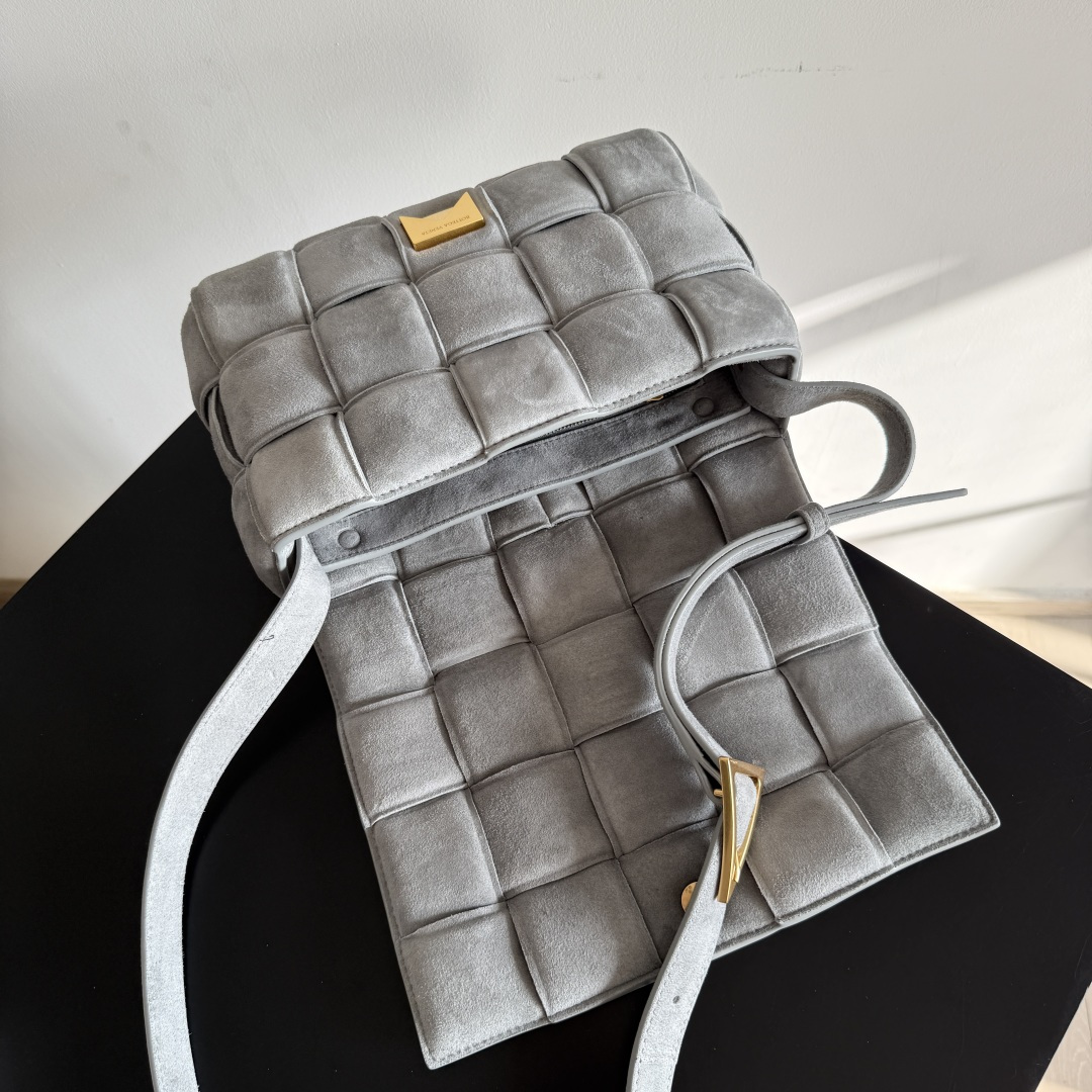 BV Cassette bag麂皮卡带包枕头包 胖胖的卡带超可爱，这一系列超级时髦洋气，手感软软的超好 