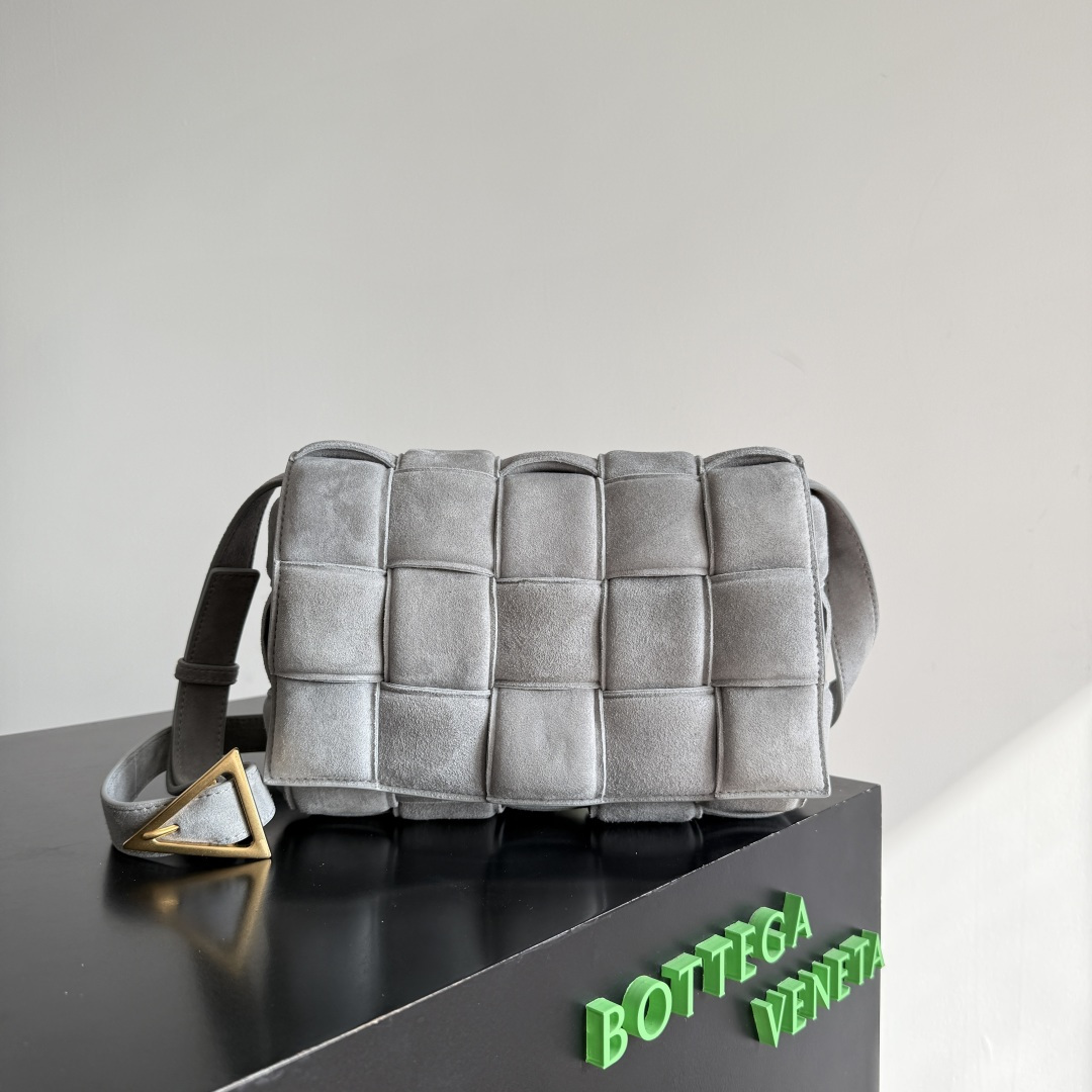 BV Cassette bag麂皮卡带包枕头包 胖胖的卡带超可爱，这一系列超级时髦洋气，手感软软的超好 