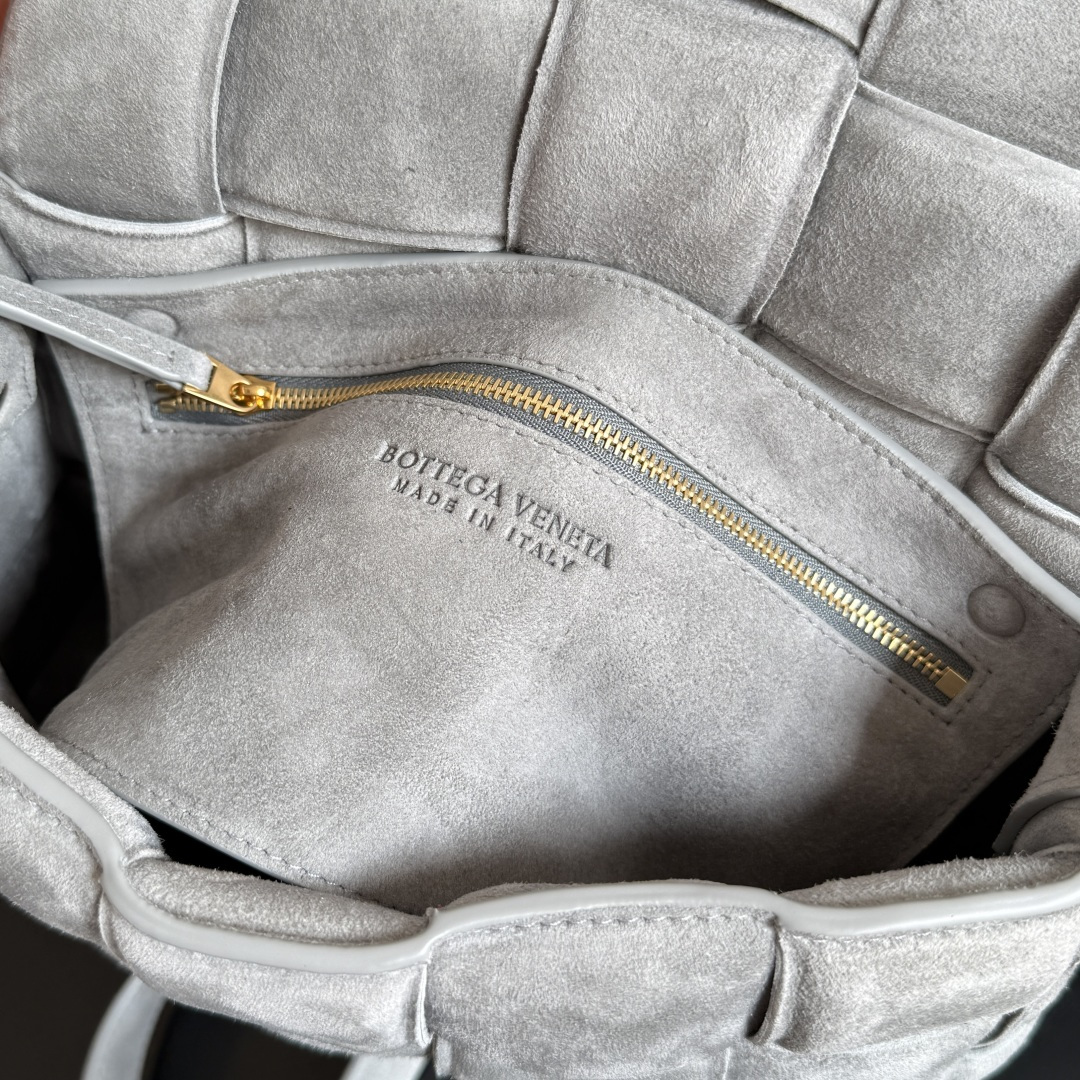 BV Cassette bag麂皮卡带包枕头包 胖胖的卡带超可爱，这一系列超级时髦洋气，手感软软的超好 