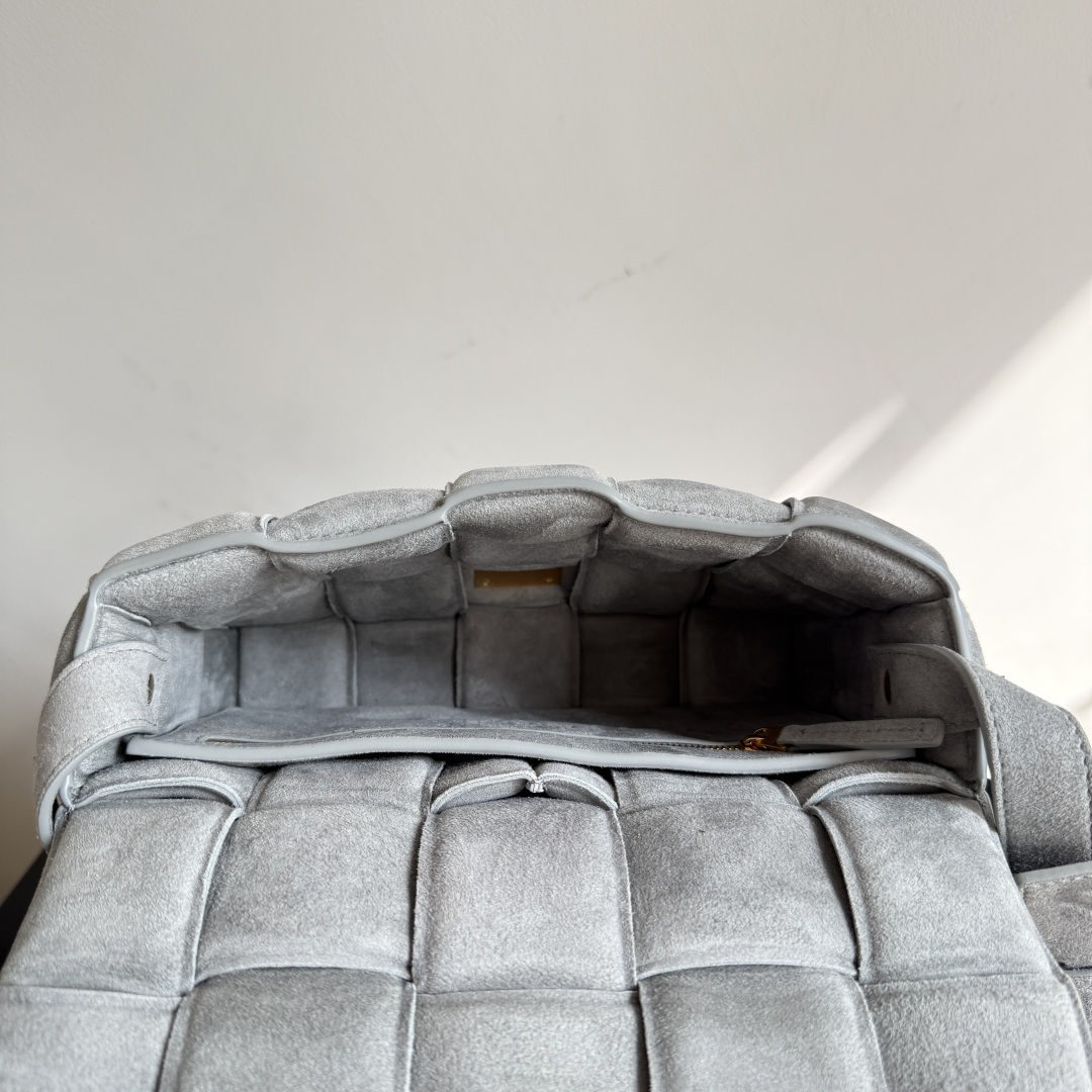 BV Cassette bag麂皮卡带包枕头包 胖胖的卡带超可爱，这一系列超级时髦洋气，手感软软的超好 